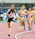 女子８００メートルで優勝した明星のヒリアー紗璃苗選手（手前）