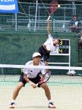 男子ダブルス準決勝でサーブを放つ堀川選手(奥)と藤原選手