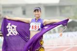 女子１００メートル障害で優勝した東京の島野選手