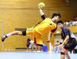 シュートを決める瓊浦の黒磯選手(左)