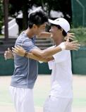 テニス男子ダブルスで優勝し、抱き合って喜ぶ相生学院の高畑選手(右)と中村選手