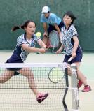 女子ダブルスで優勝した愛知啓成の川出選手(右)と高橋選手