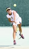 準決勝で力強いサーブを放つ早稲田実の神鳥選手