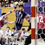 前半、香川中央の木太隆雅がシュートを決める(中央)