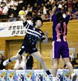 ゴールを狙う白梅学園の小宮山選手(左)