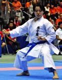 空手女子個人形で技を繰り出す米子東の梅原選手=