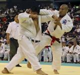 柔道男子団体の初戦で果敢に攻める明桜館の橋口選手(右)