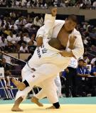 柔道男子団体3回戦で相手に技をかける園田選手(右)