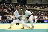 柔道男子66キロ級 4回戦で果敢に攻める大久保選手(左)