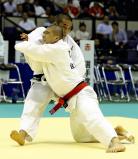 柔道男子66キロ級決勝で、果敢に攻める佐賀商の田中選手(手前)