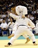 柔道男子団体決勝の代表戦で、果敢に攻める国士舘の斉藤立選手(奥)