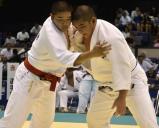 相手に食らいつく埼玉栄の田川聖選手(右)