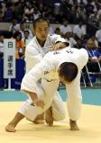 柔道男子８１キロ級決勝で、必死に攻める長崎日大の老野選手（奥）