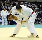 柔道男子100キロ級決勝で、果敢に攻める大牟田の森選手(左)