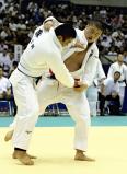 柔道男子100キロ級決勝で、必死に攻める木更津総合の金沢選手(右)