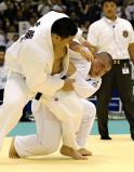 柔道男子100キロ超級決勝で、懸命に攻める作陽の高橋選手(右)