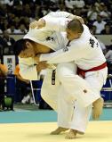 柔道男子100キロ超級決勝戦で、果敢に攻める国士舘の斉藤選手(左)