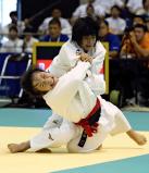 柔道女子48キロ級準決勝で、果敢に攻める国分中央の中馬梨歩選手(手前)