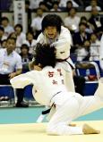柔道女子48キロ級決勝で、果敢に攻める熊本西の白石響選手(上)