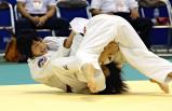 柔道女子48キロ級決勝で、果敢に攻める熊本西の白石響選手(左)