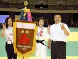 柔道女子48キロ級で、優勝した南筑の古賀若菜選手(中央)