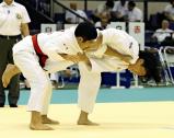 柔道女子52キロ級決勝で、果敢に攻める柳ヶ浦の東玲奈選手(右)