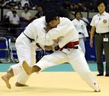 柔道女子52キロ級決勝で、果敢に攻める修徳の川田歩実選手(右)