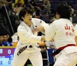 柔道女子70キロ級で優勝した桐蔭学園の朝飛真実選手(左)