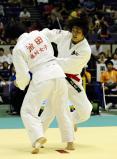 柔道女子78キロ級で優勝した富士学苑の黒田選手(右)