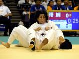 柔道女子78キロ超級で、優勝した藤枝順心の米川明穂選手(手前)