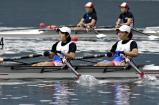女子ダブルスカルでオールをこぐ網走南ヶ丘の加藤選手(左)と向選手