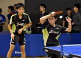 力強いショットを放つ片平選手(右)と大城選手