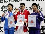 競泳男子50メートル自由形で優勝した常総学院の猿山選手(中央)