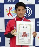 男子板飛び込みで準優勝し笑顔を見せる取手二の坂田選手