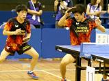 卓球男子ダブルスで優勝した野田学園の戸上隼輔(右)、宮川昌大組