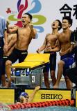 男子400メートルリレーで、電光掲示板に映し出された「大会新」の文字に喜ぶ優勝した湘南工大付の選手たち