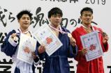 男子1500メートル自由形で(左から)準優勝の須磨学園の久保田、優勝した四条畷学園の井本、3位の桃山学院の金星選手