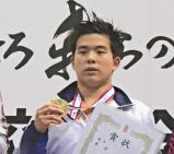 男子１００メートルバタフライで優勝した東海大浦安の井上選手