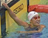 競泳女子100メートル自由形で優勝し、記録ボードを見る日大藤沢の大内紗雪選手