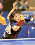 卓球女子シングルス準決勝で力強いショットを放つ富田の庄易選手