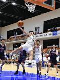 バスケットボール男子準々決勝、シュートを打つ東海大諏訪の選手（２８日、新潟県長岡市で）＝佐賀秀玄撮影