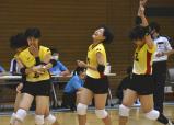 バレーボール女子予選で、金沢商（石川）を破り笑顔を見せる富士見の選手ら（２８日午前、金沢市で）＝石川泰平撮影
