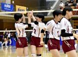 バレーボール女子予選で、決勝トーナメント進出を決めハイタッチする金沢商の選手ら（２８日午後、金沢市で）＝石川泰平撮影