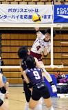 バレーボール女子予選の敗者復活戦でスパイクを放つ金沢商の選手（２８日午後、金沢市で）＝石川泰平撮影