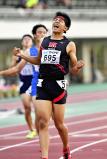 男子４００メートルで優勝し、雄たけびを上げる新潟明訓・鈴木大翼選手（２８日、福井市で）＝杉本昌大撮影