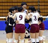  バレーボール女子決勝トーナメント２回戦、得点を決め喜び合う下北沢成徳の選手ら（２９日午後、金沢市で）＝石川泰平撮影