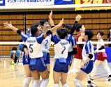 バレーボール女子決勝トーナメント２回戦、得点を決め喜び合う金蘭会の選手（２９日午後、金沢市で）＝石川泰平撮影
