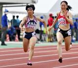 陸上女子１００メートルで４位の常盤木学園・佐藤美里選手（左）（２９日、福井市で）＝杉本昌大撮影