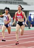 陸上女子１００メートルで優勝した佐賀北・永石小雪（右）（２９日）＝杉本昌大撮影