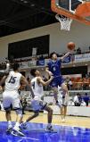 バスケットボール男子準決勝、シュートを打つ中部大第一の選手（２９日、新潟県長岡市で）＝佐賀秀玄撮影